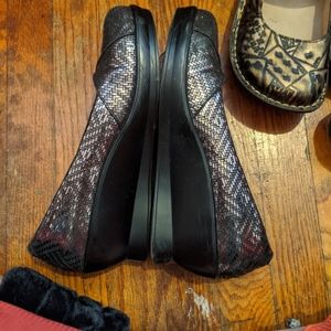 Alegria wedge shoes silver and gray metallic.